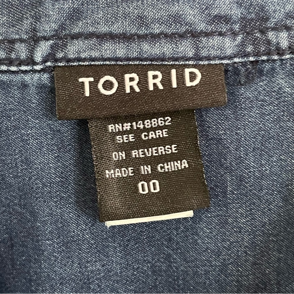 Torrid Taylor Medium Wash Denim Button-Down Shirt in 00 (Medium/Large Size 10) - Picture 7 of 16